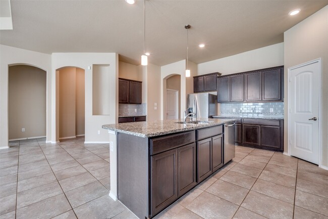 Building Photo - 2025 Lake Vista Dr