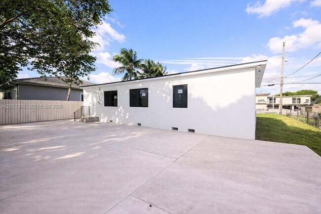 Building Photo - 1610 NW 31st Ave