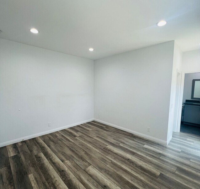 Building Photo - 1830 W Bernardy Pl