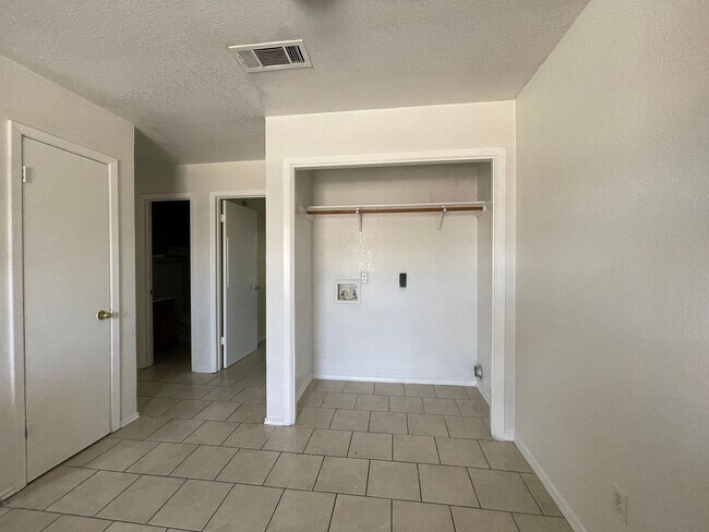 Building Photo - 1705 Cedarhill Dr