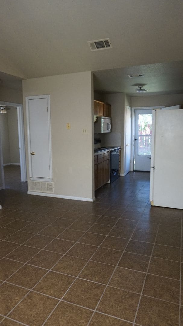 Building Photo - 310 W Washington Ave