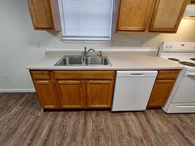 Building Photo - 15143 Deer Creek Dr