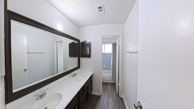 Building Photo - 3 Rain Walk Ct