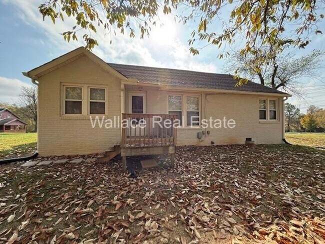 Building Photo - NO STEPS...UPDATED 3 BEDROOM RANCH LOCATED IN FARRAGUT!!