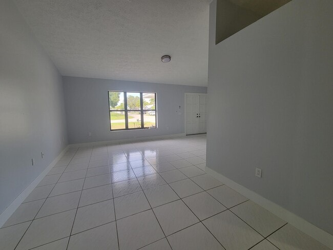 Building Photo - 2050 SE Camilo St