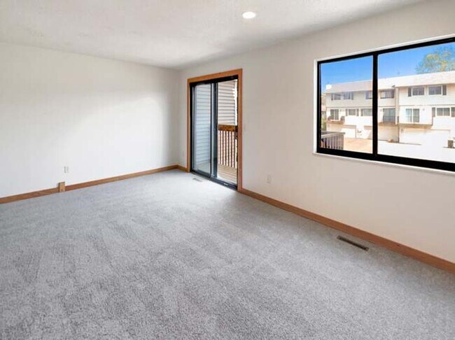 Building Photo - 3 Bed Shoreview Townhome