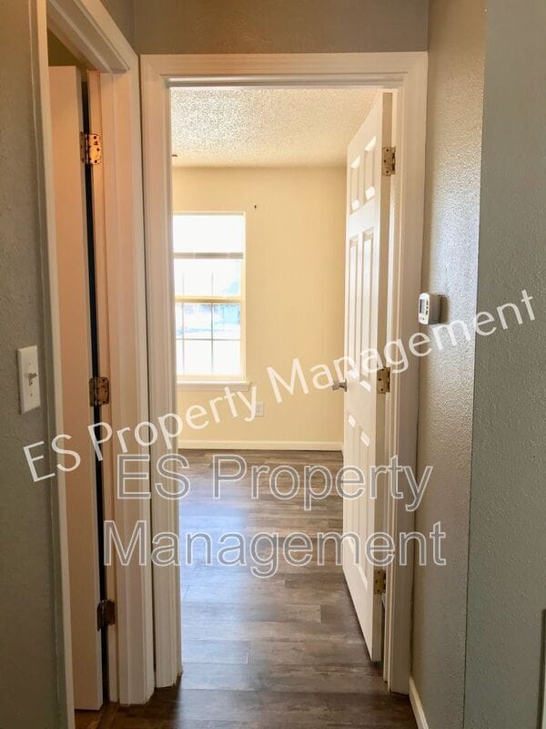 Building Photo - 5742 Ashcroft Dr