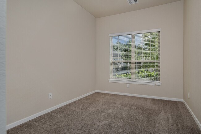 Building Photo - 151 Silva Creek Trl