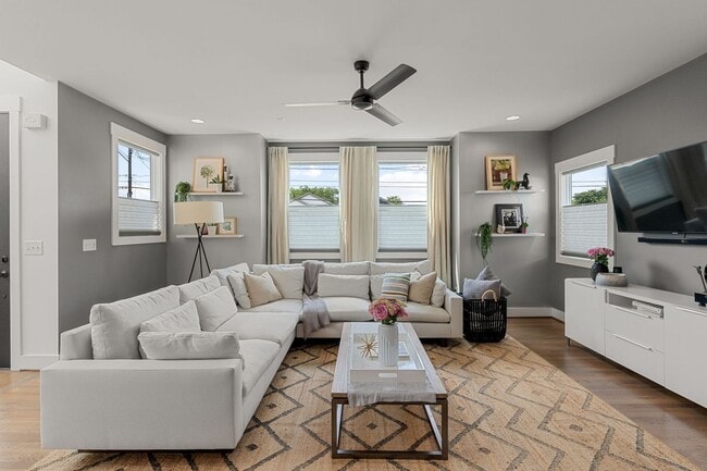 Building Photo - Stunning Rental In Charlotte Parkside