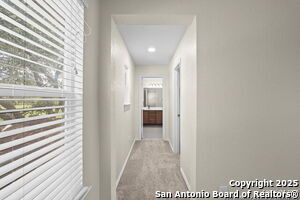 Building Photo - 220 Hinge Chase