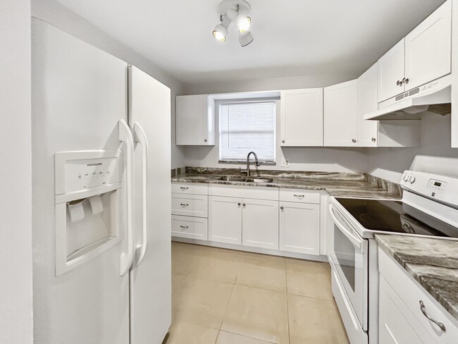 Building Photo - 4808 Cresthaven Blvd