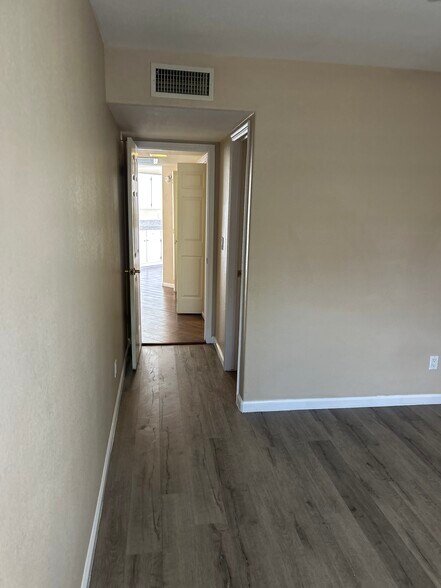 Building Photo - 15822 N 5th Ave