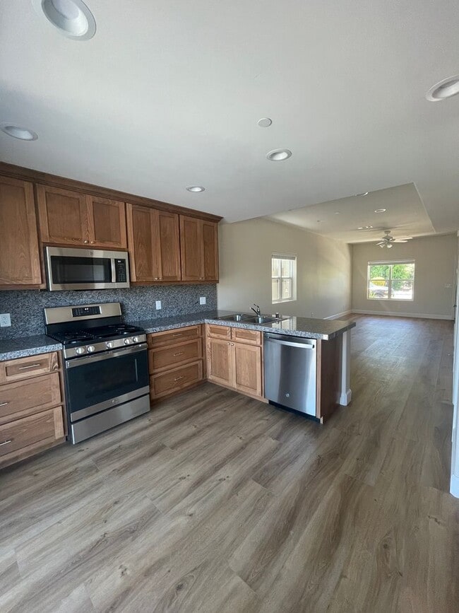 Building Photo - 2 bed, 2.5 bathroom Townhouse