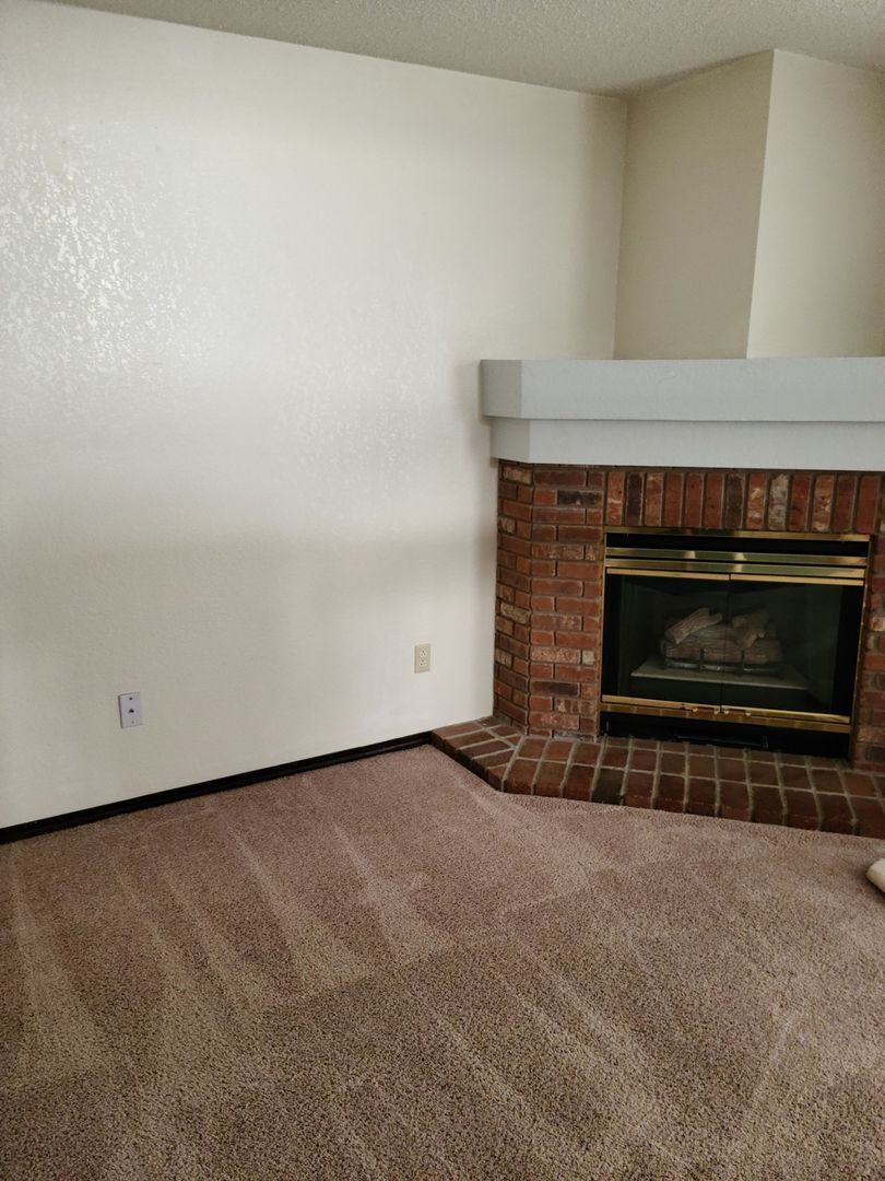 Building Photo - 1050 Crandall Dr