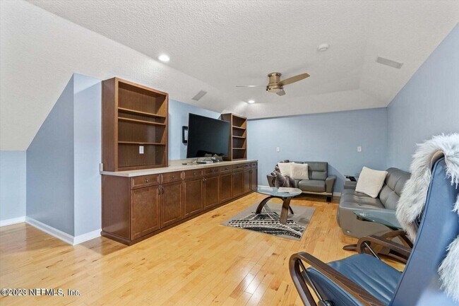 Building Photo - 3826 Reedpond Dr N