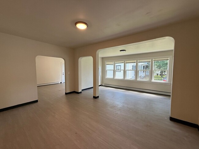 Building Photo - 5 Bed 2 Bath Single Family Home- Shawano Wi