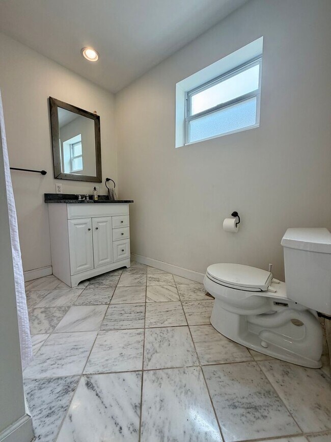 Building Photo - Stunning 3-Bedroom Home in Point Breeze! Available NOW!