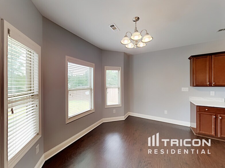 Building Photo - 249 White Creek Dr