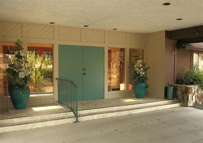 Building Photo - 6028 Oak Creek Ln