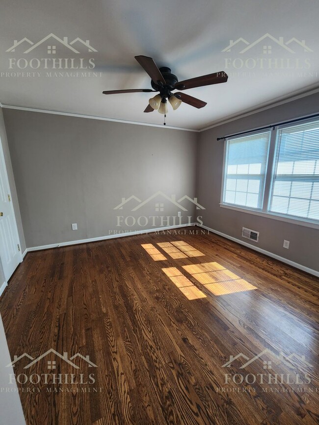 Building Photo - Freshly Renovated 3-Bed Home with Modern C...