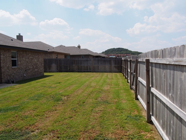 Building Photo - Nice Home on the Loop