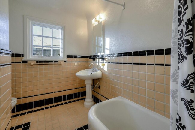 Building Photo - 366 S Crescent Heights Blvd