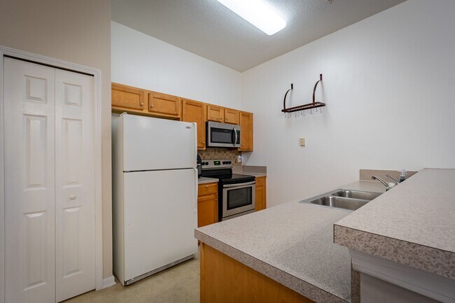 Building Photo - Spacious 2BR/2BA Condo – First Floor, Gate...