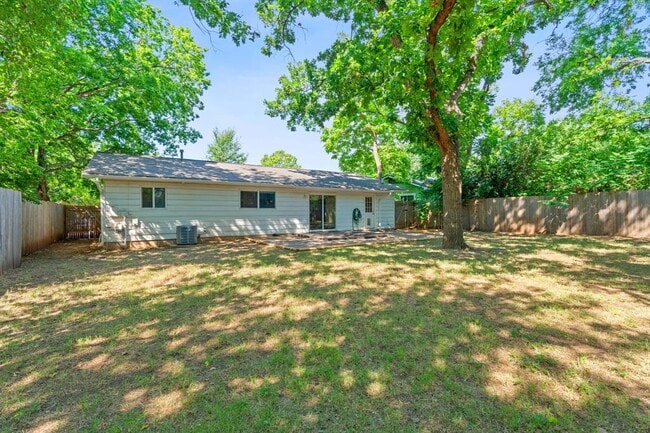 Building Photo - 902 Cardiff Dr