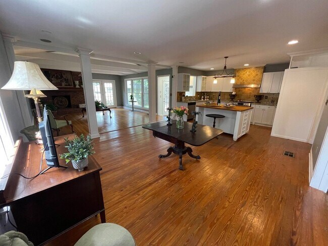 Building Photo - 3652 Poplar Ave