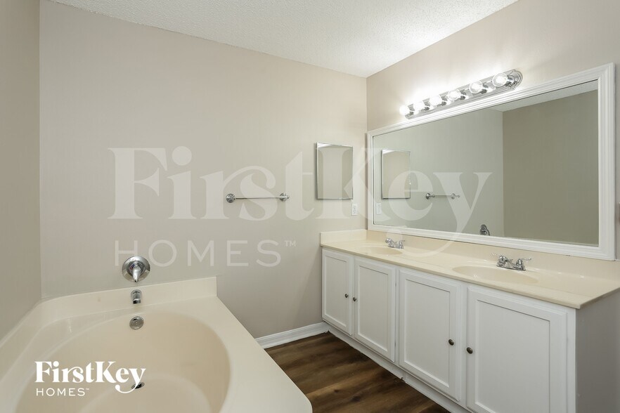 Building Photo - 3500 Hickory Landing Ct