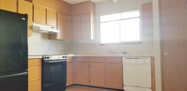 Building Photo - MOVE IN READY NOW! Desirable down town location. 2 bed, 1 bath. Includes water, sewer and garbage.