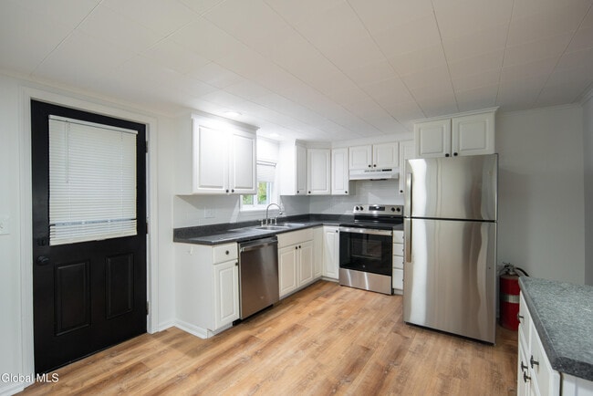 Building Photo - 37 Undine St