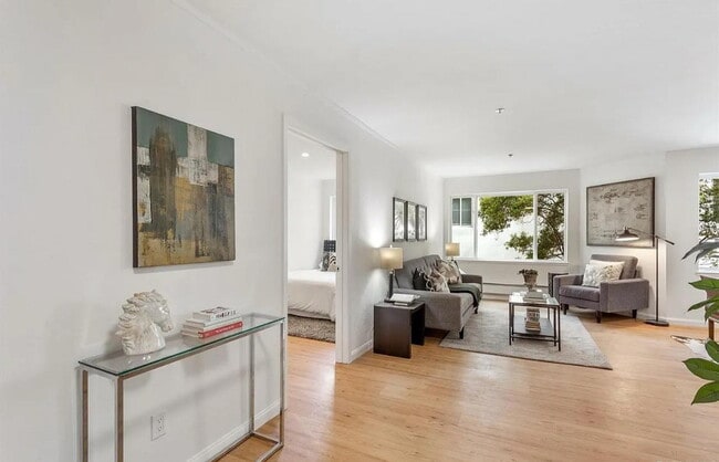 Building Photo - "Chic San Francisco Retreat: Spacious 1-Be...