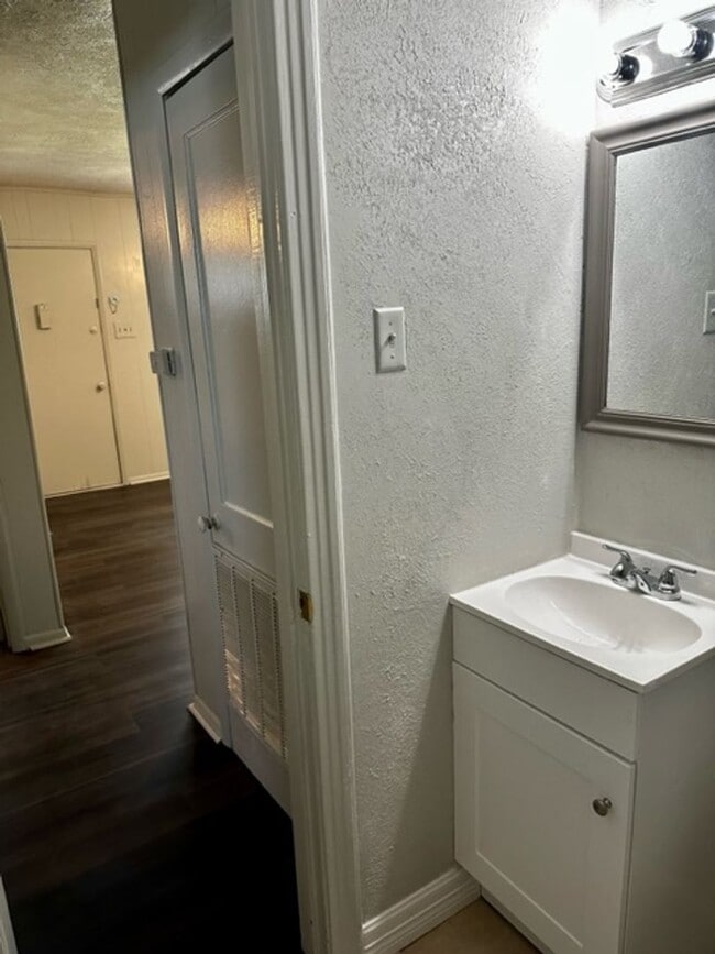 Building Photo - 402 Newton St