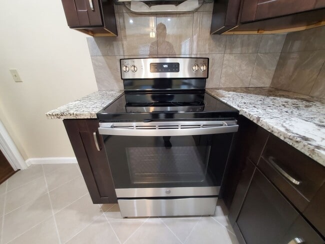 Building Photo - Lovely 3 bedroom 2 bath duplex with private garage and backyard