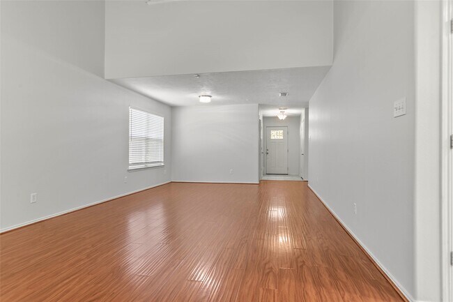 Building Photo - 6 Thicket Grove Pl