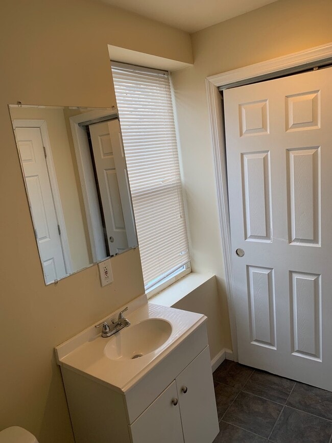 Building Photo - 1867 Clarence St