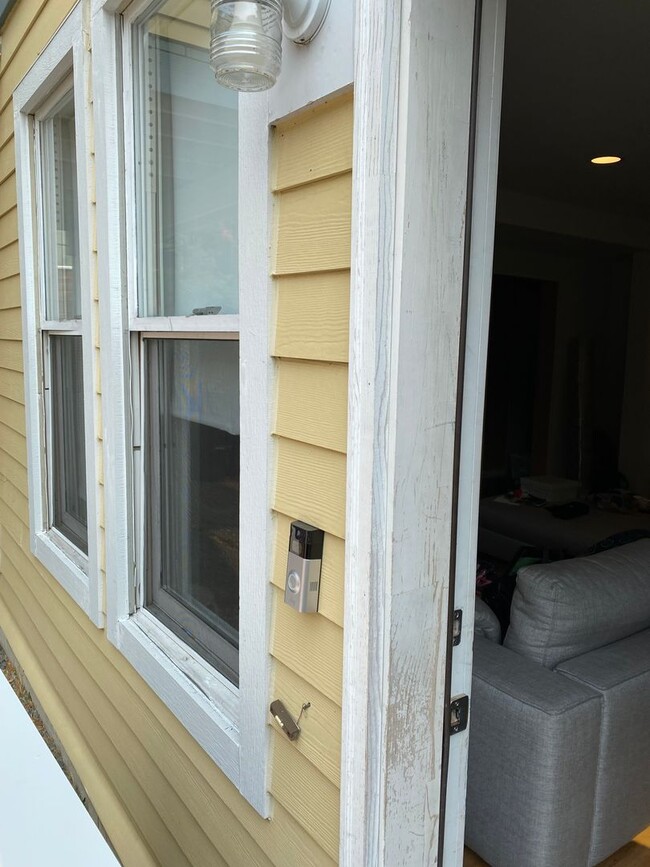Building Photo - North Capitol Hill Garden Unit- 2 bedroom ...