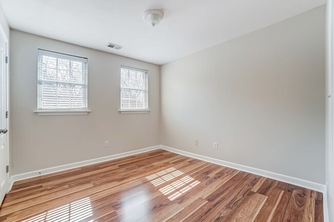 Building Photo - Charming Townhome in Sought-After Williams...