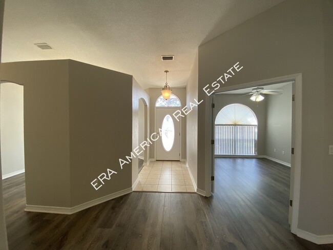 Building Photo - 2110 Bahama Dr