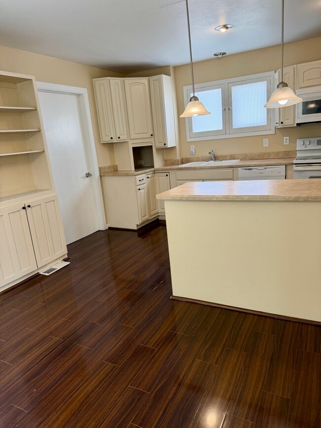 Building Photo - 3 Bed/1.5 Bath House For Rent with 2 Car Garage!