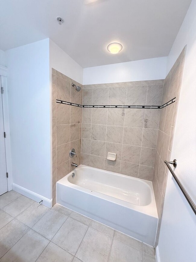 Building Photo - 2BR Condo with Private Patio Near Discovery Park – Blue Heron Community