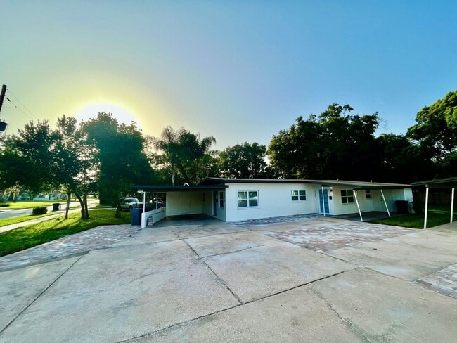 Building Photo - 126-132 E Harding St