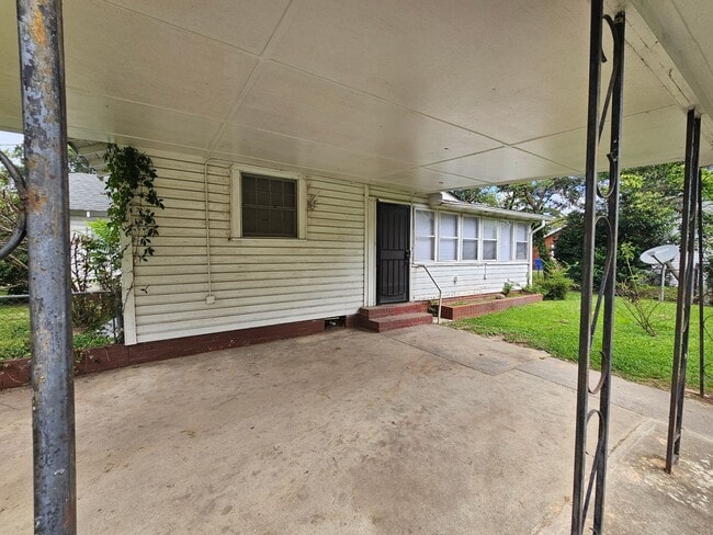 Building Photo - Newly Renovated 2 Bedroom with Bonus Room,...