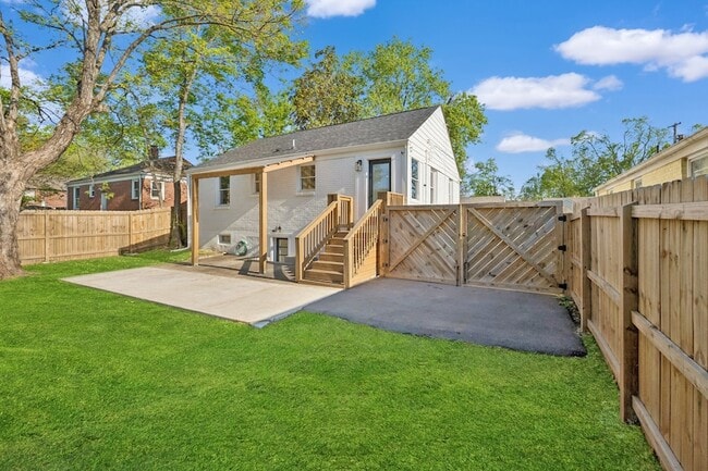 Building Photo - 902 Broadmoor Dr