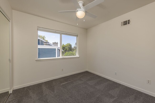 Building Photo - Meiners Oaks Gem