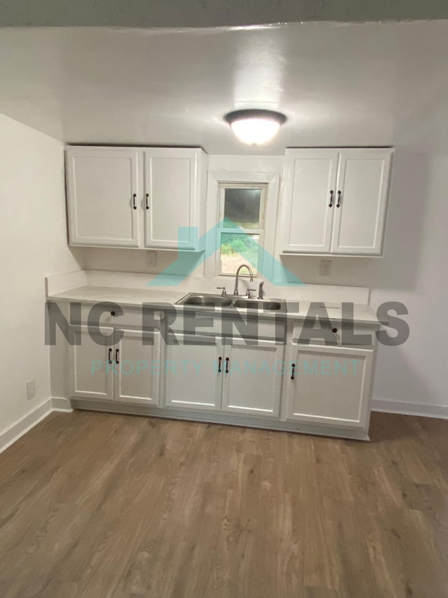 Building Photo - 715 3rd Ave