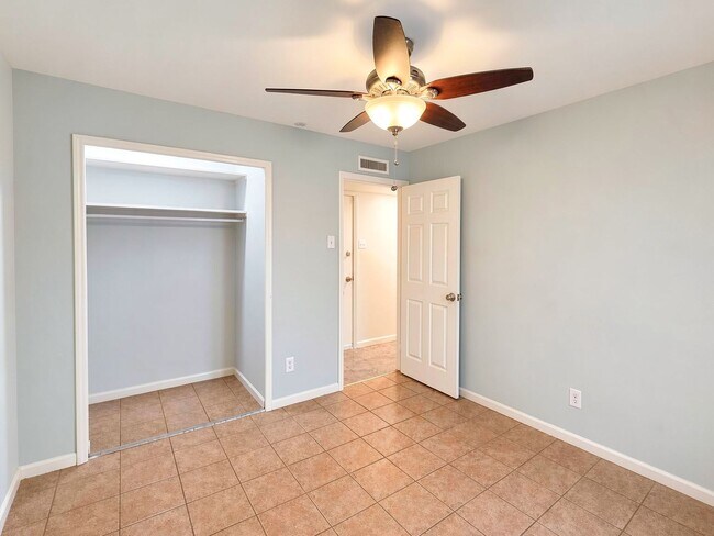 Building Photo - 11067 Wallbrook Dr