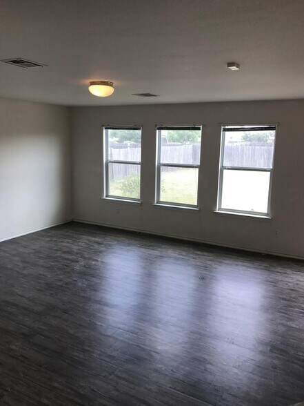 Building Photo - 112 Rinehardt st