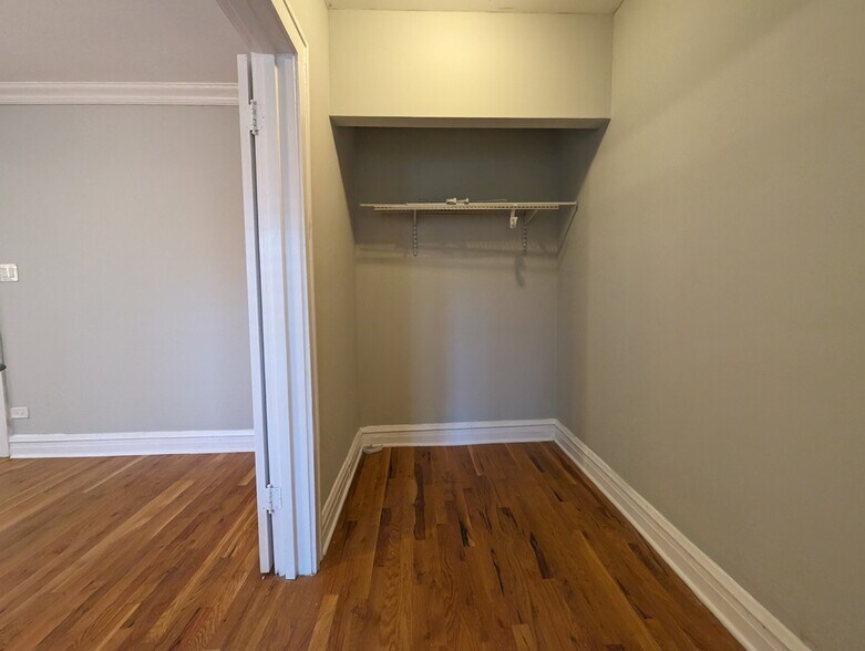 Building Photo - 4735 N Hermitage Ave